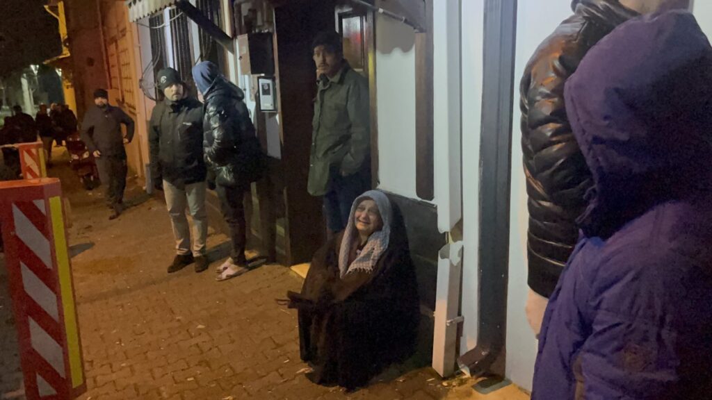evsiz kalisini gozyaslariyla izledi sYjNYFck