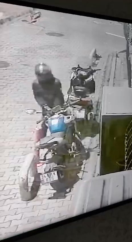 fatihte motosiklet fari hirsizlari kameraya yakalandi 3 PRh3vTpL