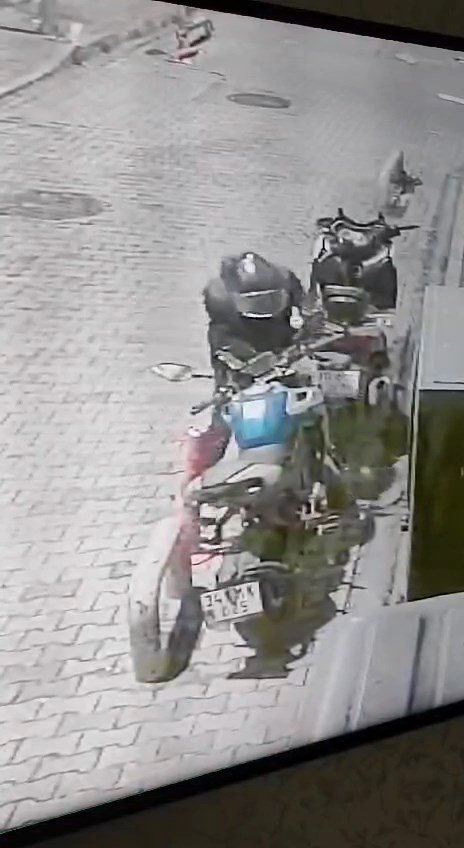 fatihte motosiklet fari hirsizlari kameraya yakalandi 4 4usPlCKs