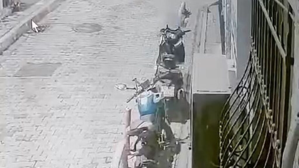 fatihte motosiklet fari hirsizlari kameraya yakalandi UKKSRmXA