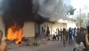 fransiz buyukelciligine saldiri kongoda gerilim artiyor KJNcTJI6
