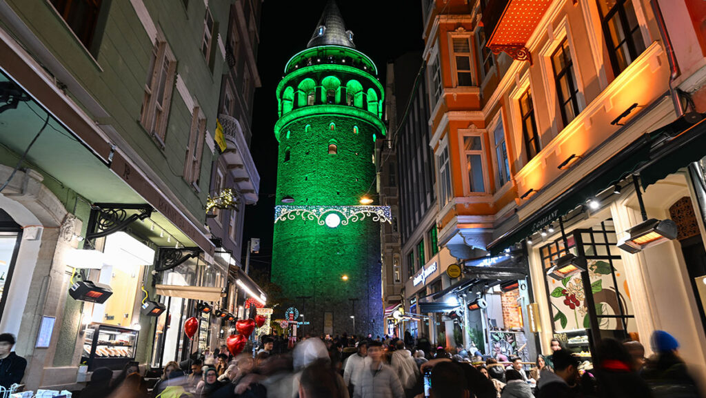 galata kulesi farkindalik icin yesile burundu TBfUgWFk