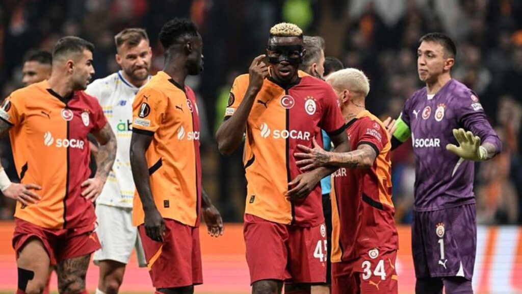 galatasarayda buyuk hayal kirikligi taraftarlar isyan etti cvnUG6xw