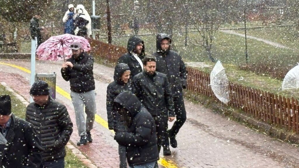 golcuk tabiat parkinda kar yagisi etkili oluyor EBpxGA8t