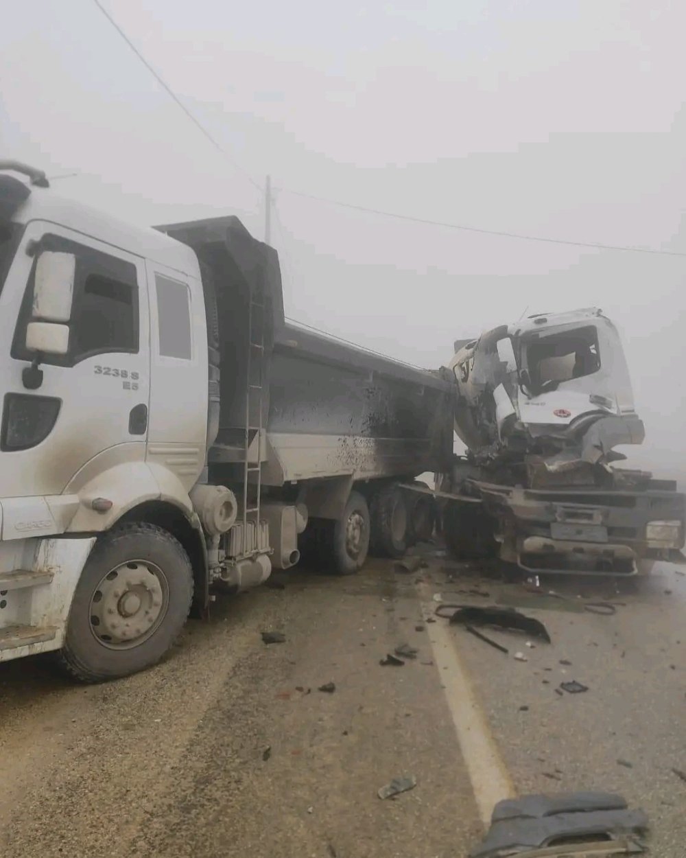 hafriyat kamyonu ile beton mikseri birbirine girdi 2 kisi yaralandi 1 RrfVwKdP