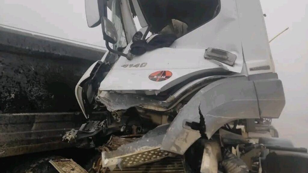 hafriyat kamyonu ile beton mikseri birbirine girdi 2 kisi yaralandi ej6Fsc5M