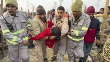 hindu festivalinde izdiham cok sayida olu var 55fr9VJ1
