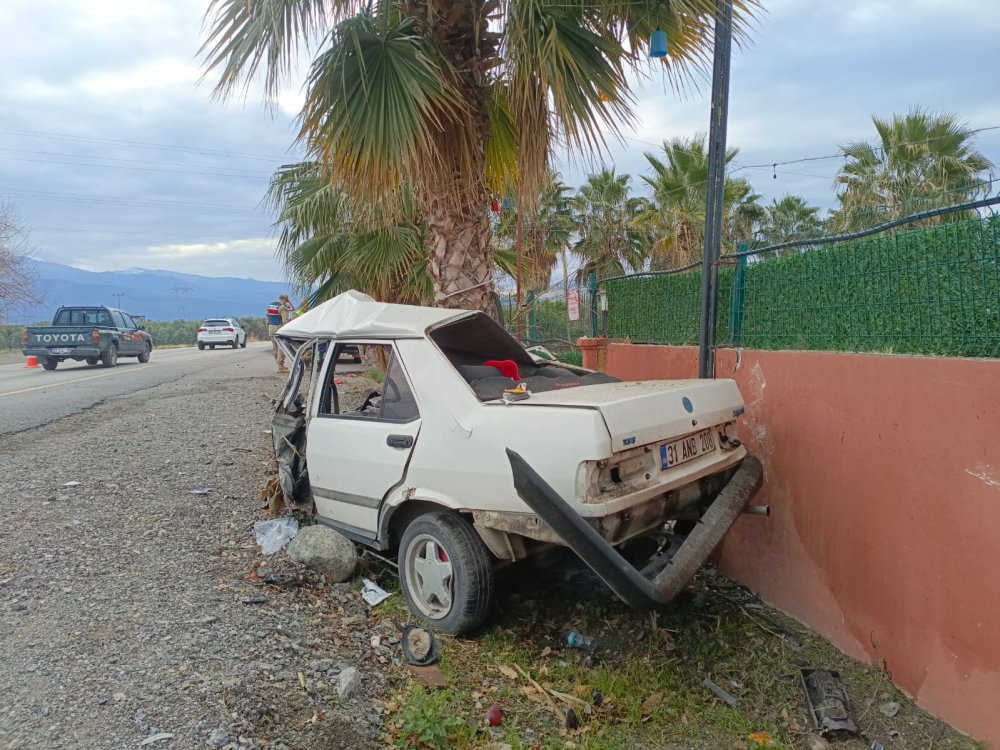 hurdaya donen otomobilin surucusu hafif yaralandi 1 hPdWnC8a