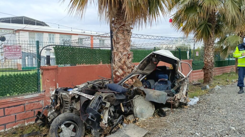 hurdaya donen otomobilin surucusu hafif yaralandi U6OG4deC