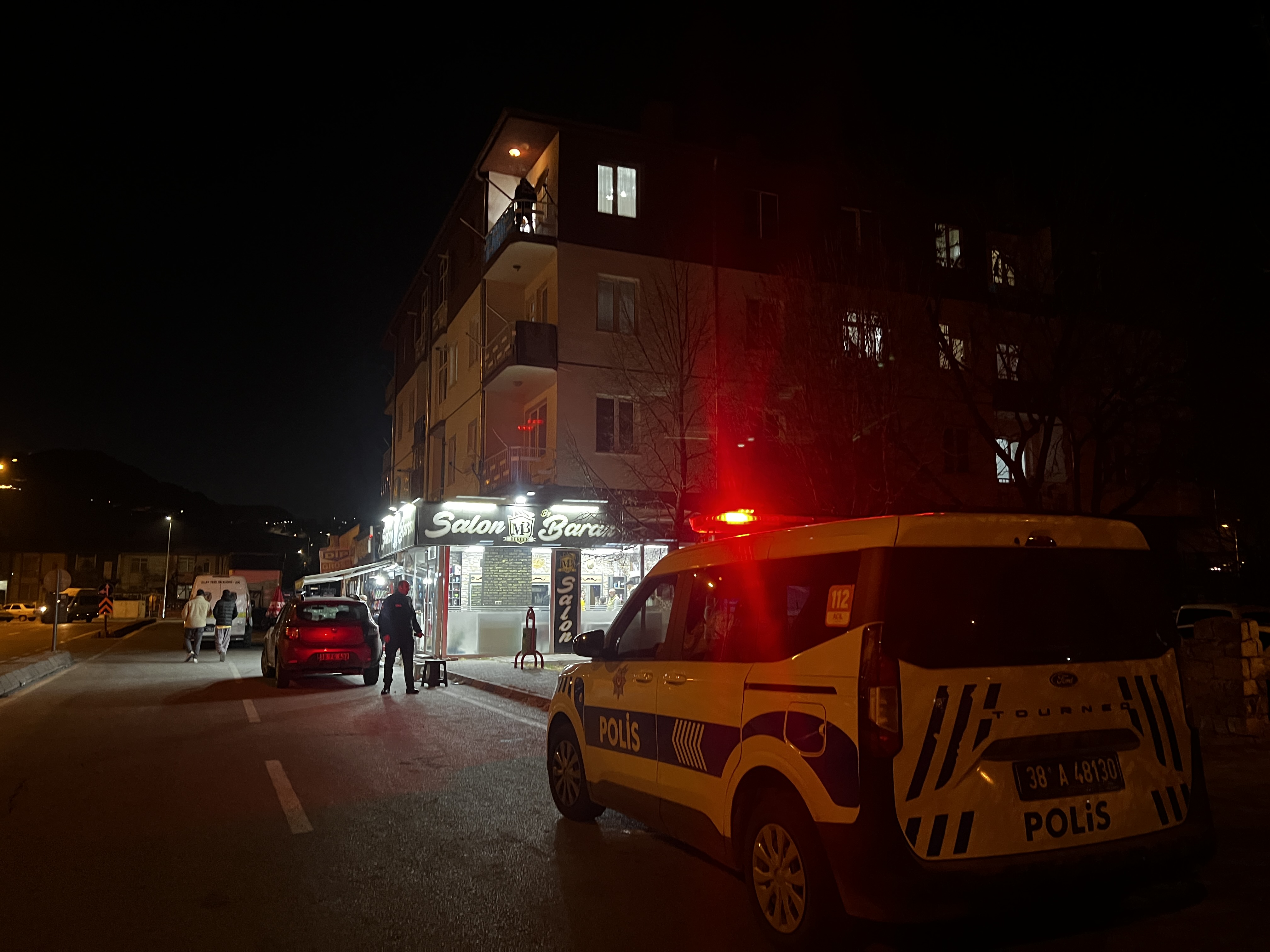 husumetlisi tarafindan balkonda silahli saldiriya ugradi 1