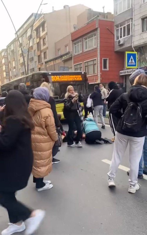 iett otobusunun yaya gecidinde carptigi kadin oldu o anlar kamerada 0 g2UNXTK4