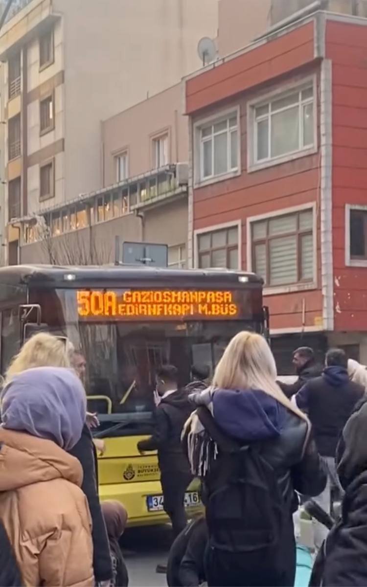 iett otobusunun yaya gecidinde carptigi kadin oldu o anlar kamerada 1 zzQUtXZ2