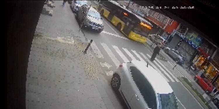 iett otobusunun yaya gecidinde carptigi kadin oldu o anlar kamerada 3 rNJuuKkK