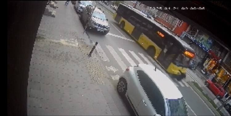 iett otobusunun yaya gecidinde carptigi kadin oldu o anlar kamerada 4 wIj5yiem