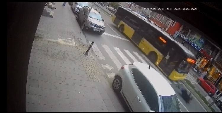 iett otobusunun yaya gecidinde carptigi kadin oldu o anlar kamerada 5 R3pLeGsJ