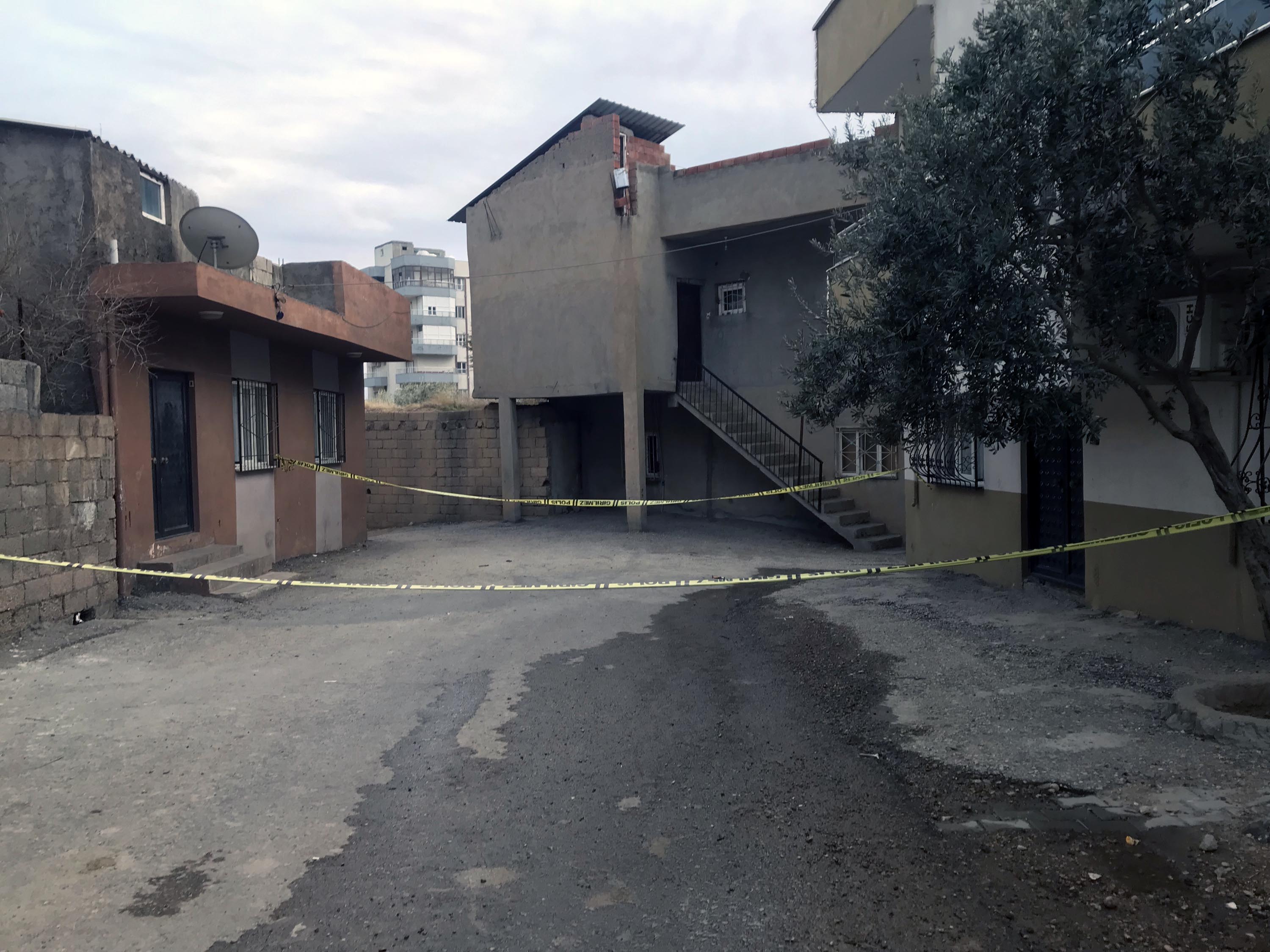 intiharini onlemeye calisan annesini kazara vurdu ardindan kendisine ates etti 2 yarali 0 gwmwM9z5
