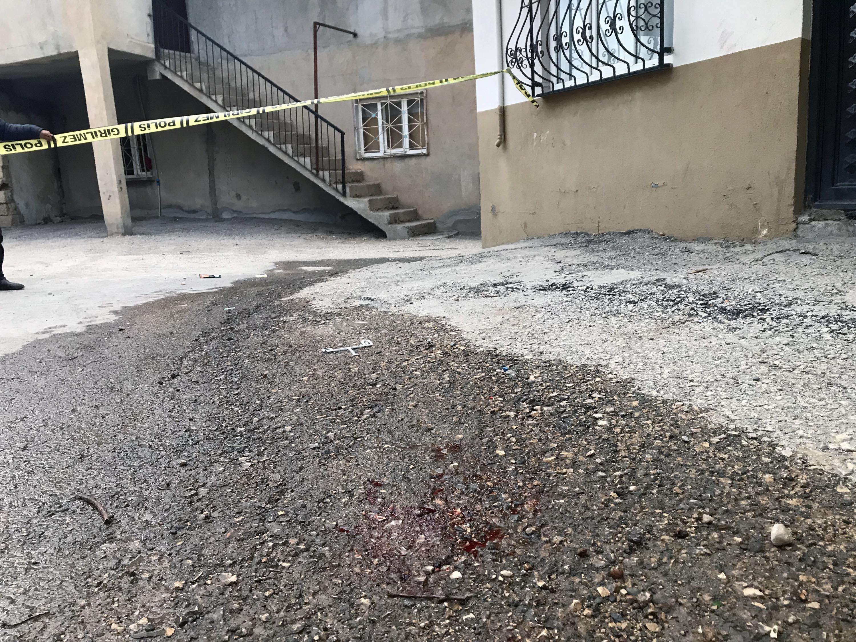intiharini onlemeye calisan annesini kazara vurdu ardindan kendisine ates etti 2 yarali 1 5tWQGNsc