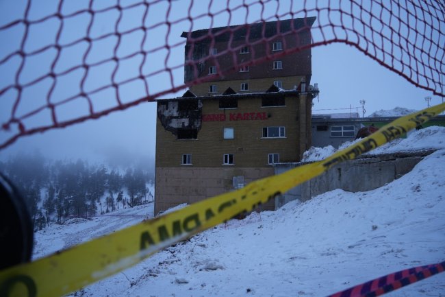 is edinip 78 kisinin hayatini kaybettigi otel onunde fotograf cekildiler 0 gZ4qMrLK