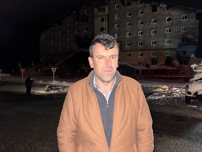 is edinip 78 kisinin hayatini kaybettigi otel onunde fotograf cekildiler 1 OrZV8HSY