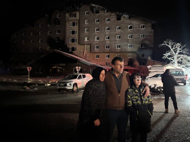 is edinip 78 kisinin hayatini kaybettigi otel onunde fotograf cekildiler 2 bE7dCOSR