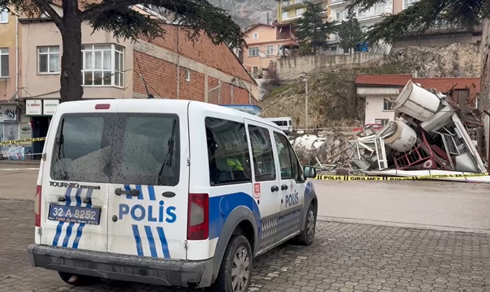 ispartada facianin esiginden donulmustu enkaz onunde altin nobeti 0 RJJXwtBn