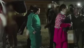 israil hamasin serbest biraktigi esirlerin teslim alindigi anlari paylasti nTK3RjI3
