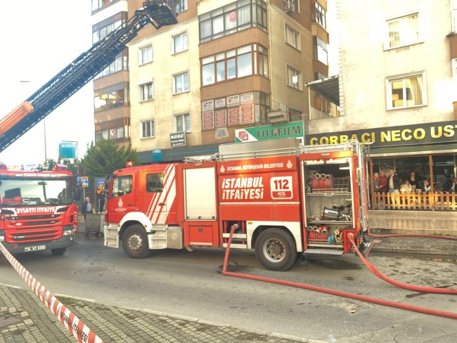 istanbulda 6 katli binanin cati katinda korkutan yangin 1