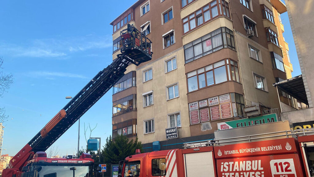 istanbulda 6 katli binanin cati katinda korkutan yangin IHiFXmL4