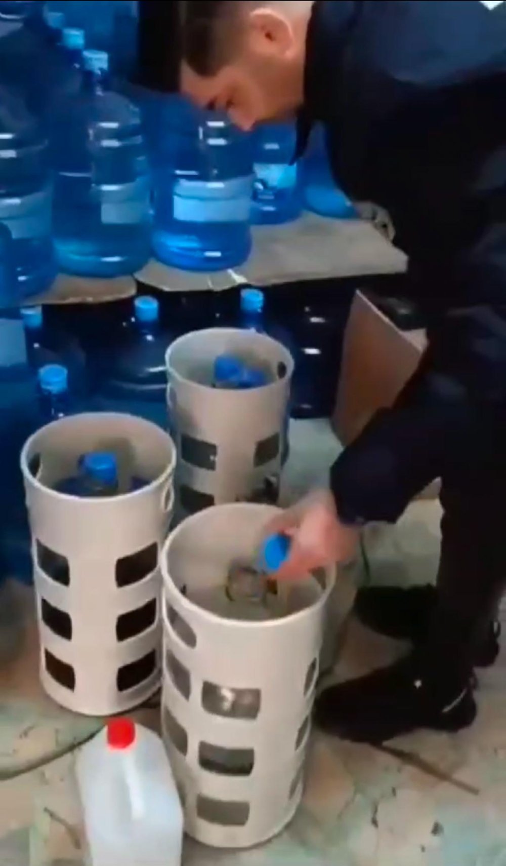 istanbulda akil almaz goruntu beyoglunda damacanalardan sahte icki cikti 1 2Z73WUyY