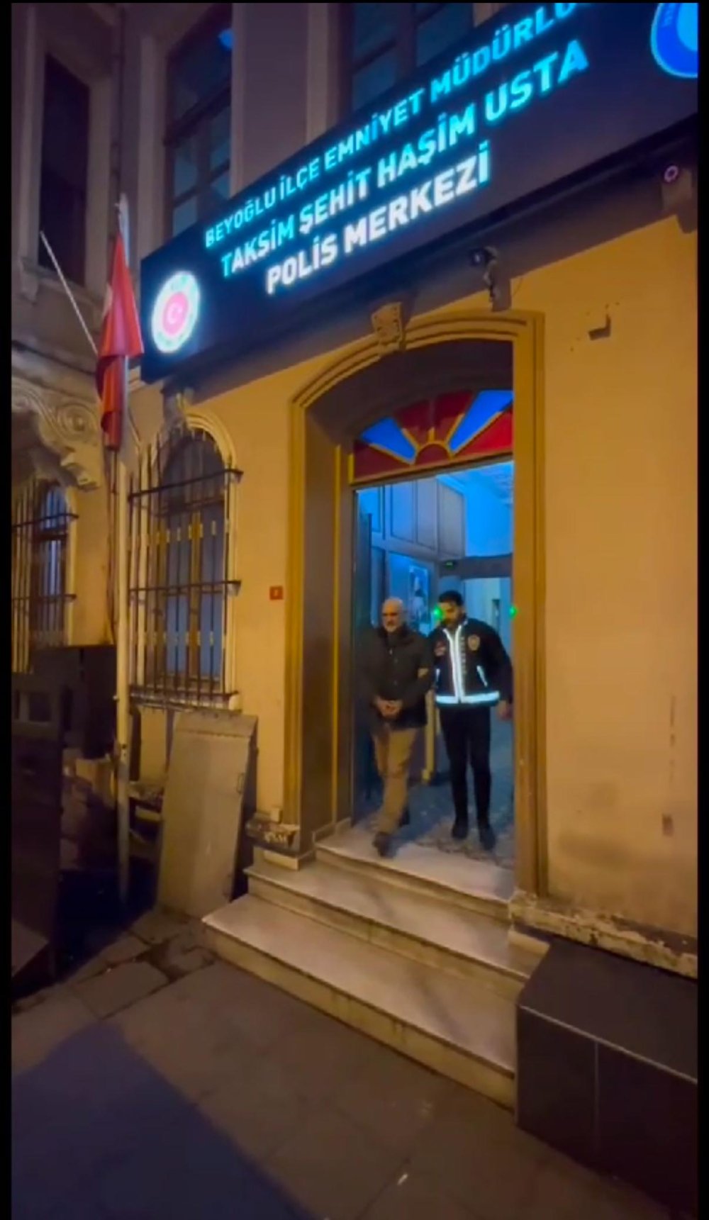 istanbulda akil almaz goruntu beyoglunda damacanalardan sahte icki cikti 4 UhVi1dFL