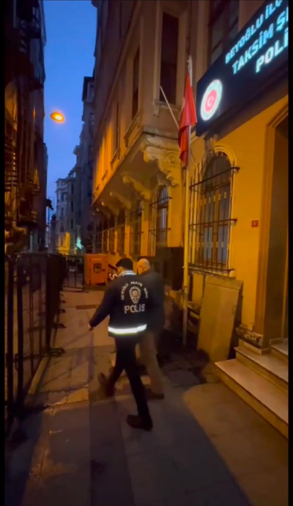 istanbulda akil almaz goruntu beyoglunda damacanalardan sahte icki cikti 5 webVy1b4