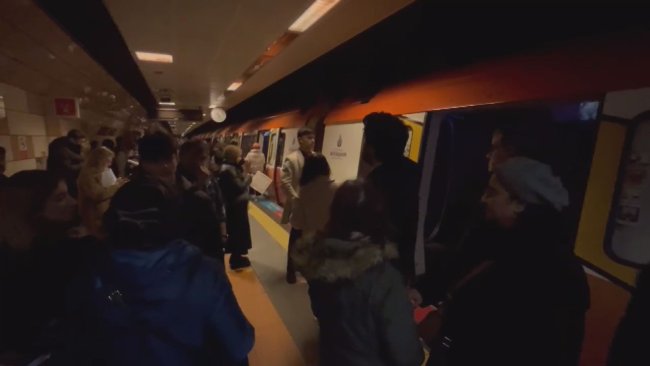 istanbulda metro hattinda elektrik kesintisi 0 37NvfSWq