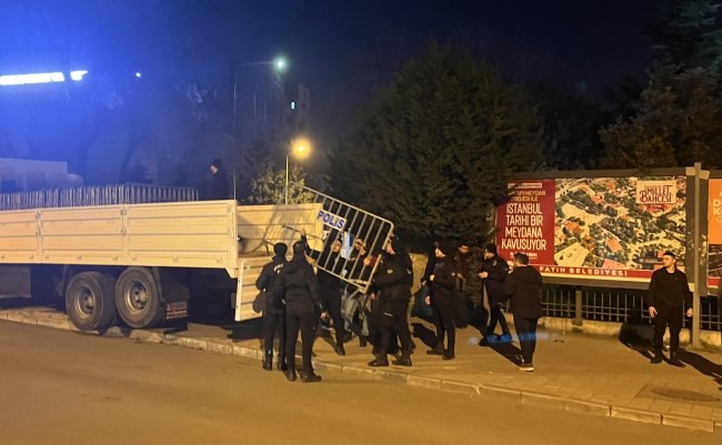 istanbulda umit ozdag hazirligi vatandasi engellemek icin barikatlar kuruluyor 2 kYQM8id3