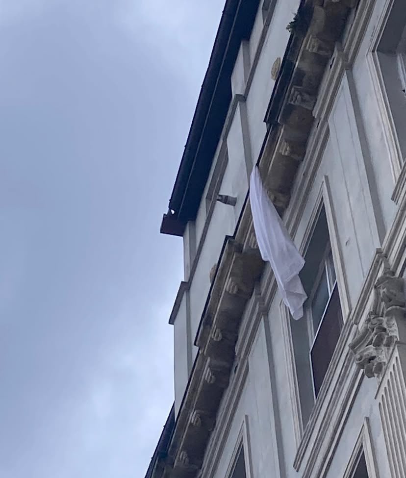 isyanin sembolu beyaz carsaf sessiz protesto hizla yayiliyor 3 7BOnikYw