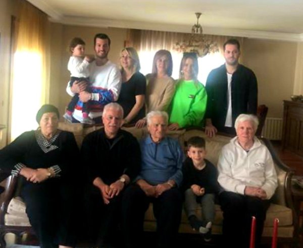 iyi parti kurucularindan ankara bagimsiz milletvekili koray aydinin babasi topraga veriliyor 0 YiElrvz6