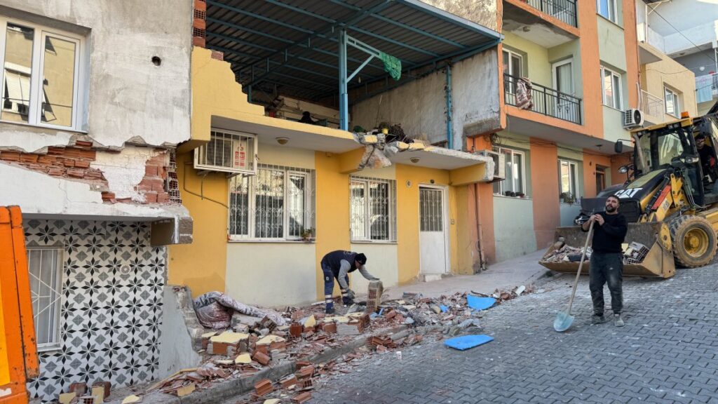 izmirde freni bosalan kamyon dehseti iYXu6K5K