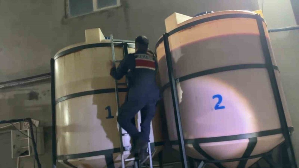 jandarma tanklara tirmandi kirleri cikarmayan deterjanlara baskin 0 tfqhDuQ7