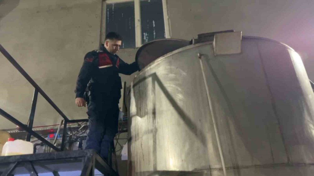 jandarma tanklara tirmandi kirleri cikarmayan deterjanlara baskin 4 gLZzcHIv