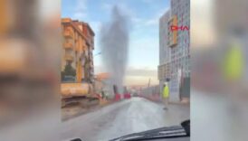 kadikoyde boru patladi tazyikli su metrelerce yukari fiskirdi A7TyTymy