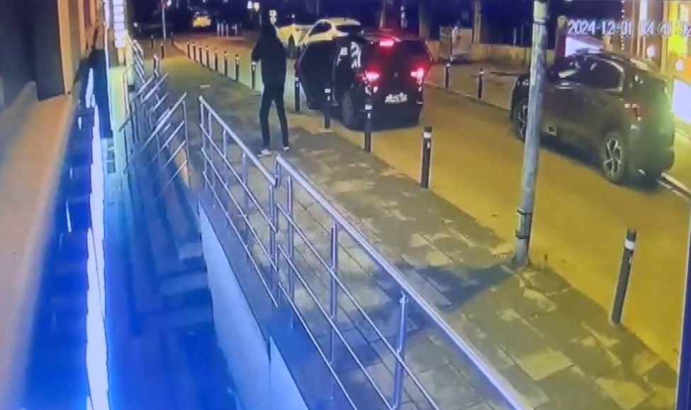 kadikoyde kuyumcudan 4 milyon liralik hirsizlik kamerada 1DEm7X6I