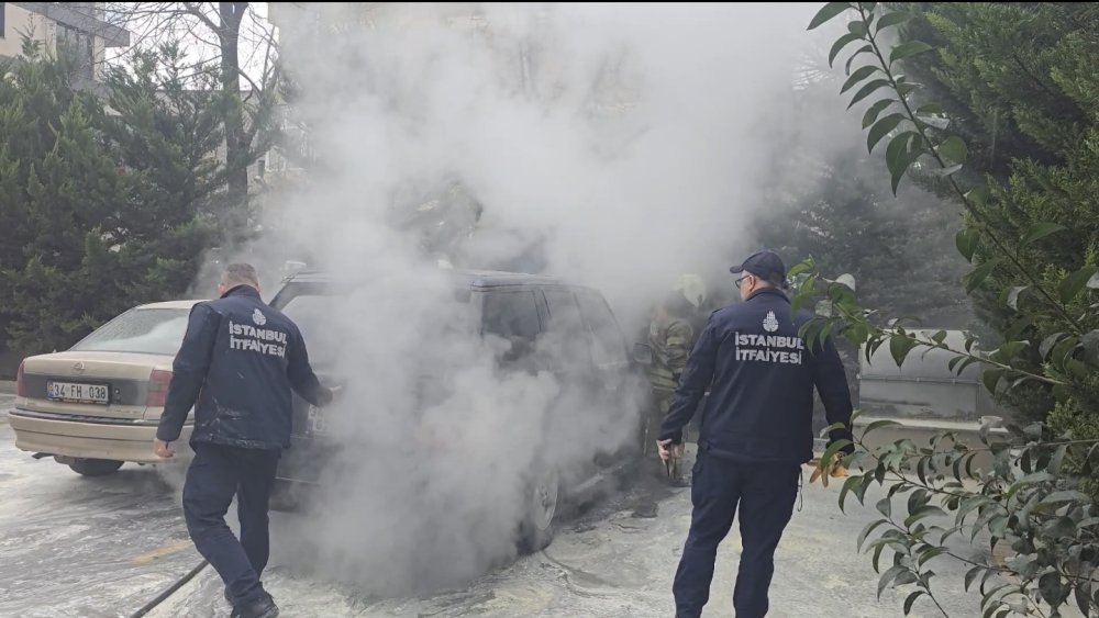 kadikoyde park halindeki cip cayir cayir yandi 0 Oa461rz5
