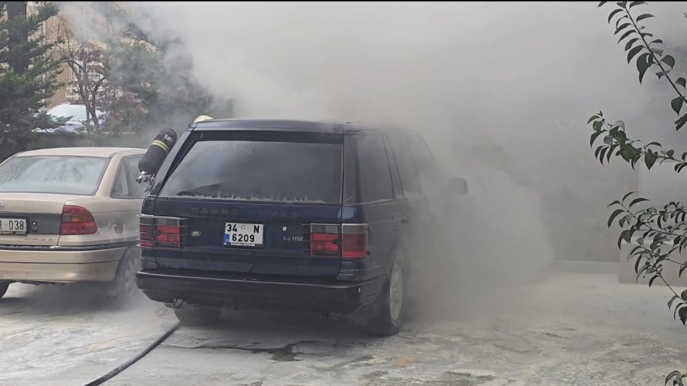 kadikoyde park halindeki cip cayir cayir yandi 2 AqiJs4VL