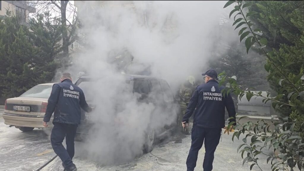 kadikoyde park halindeki cip cayir cayir yandi YIqNZa7A