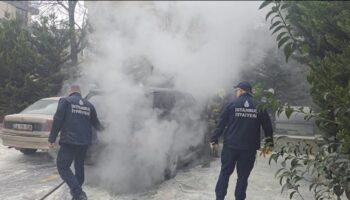 kadikoyde park halindeki cip cayir cayir yandi YIqNZa7A
