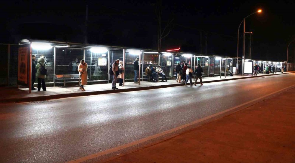 kadin ve cocuklarin guvenligi icin duraklar aydinlatilmaya baslandi 0 mn9uGr69