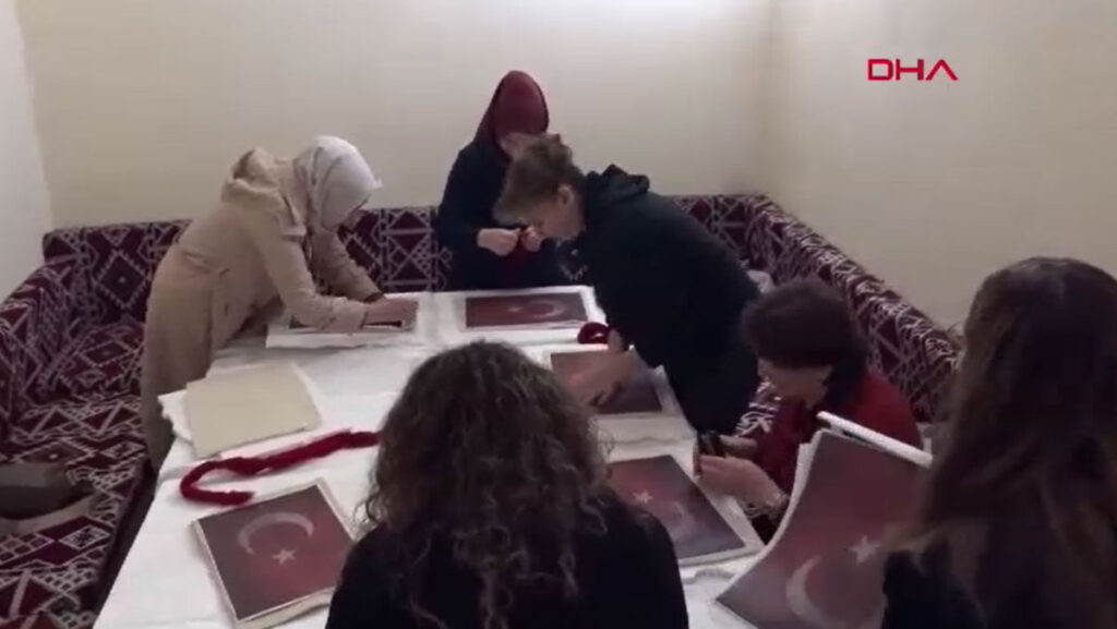 kadinlar 750 yillik derslikte keceden turk bayragi uretiyor vAF2bnaW