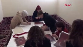 kadinlar 750 yillik derslikte keceden turk bayragi uretiyor vAF2bnaW
