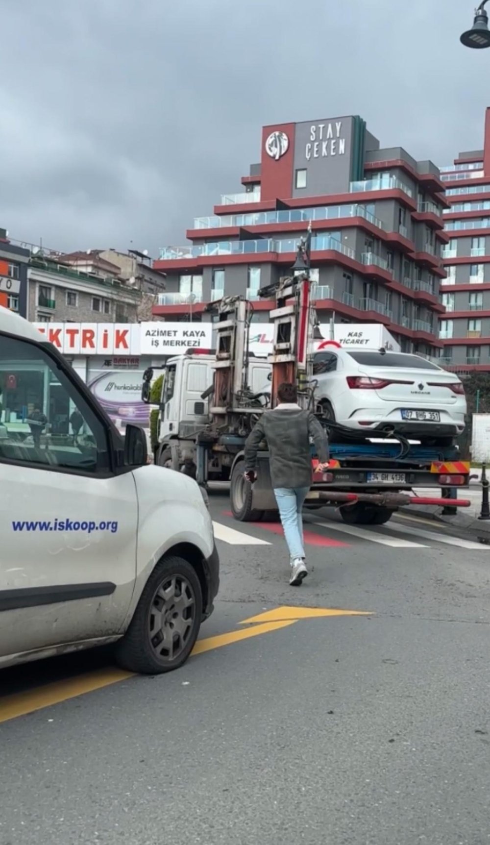 kagithanede cekiciyi yakalamak icin nefes nefese kostu 7 u23kDjHD