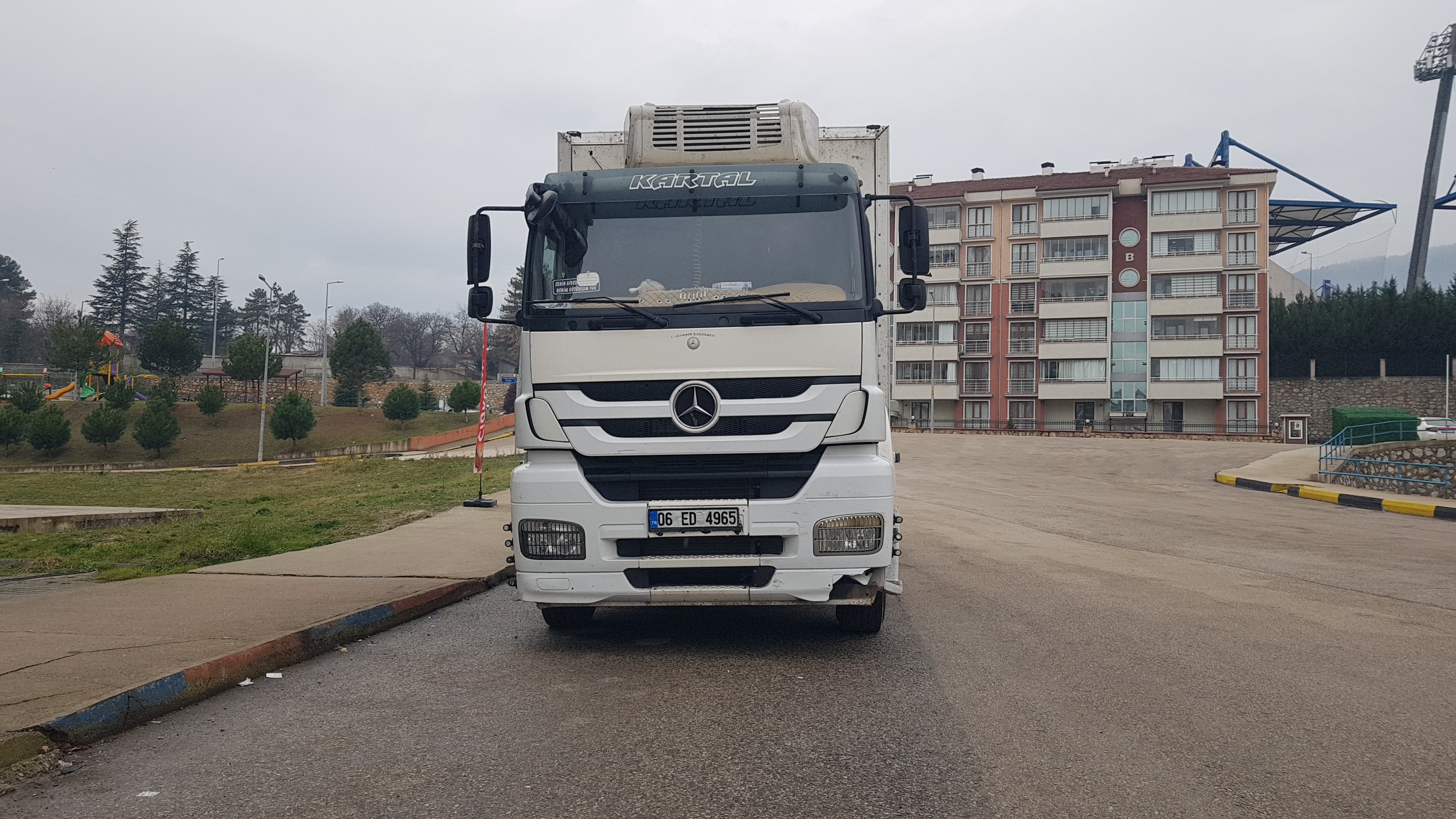 kamyondan ayrildi araclari bicti 1 KkRumJ3n