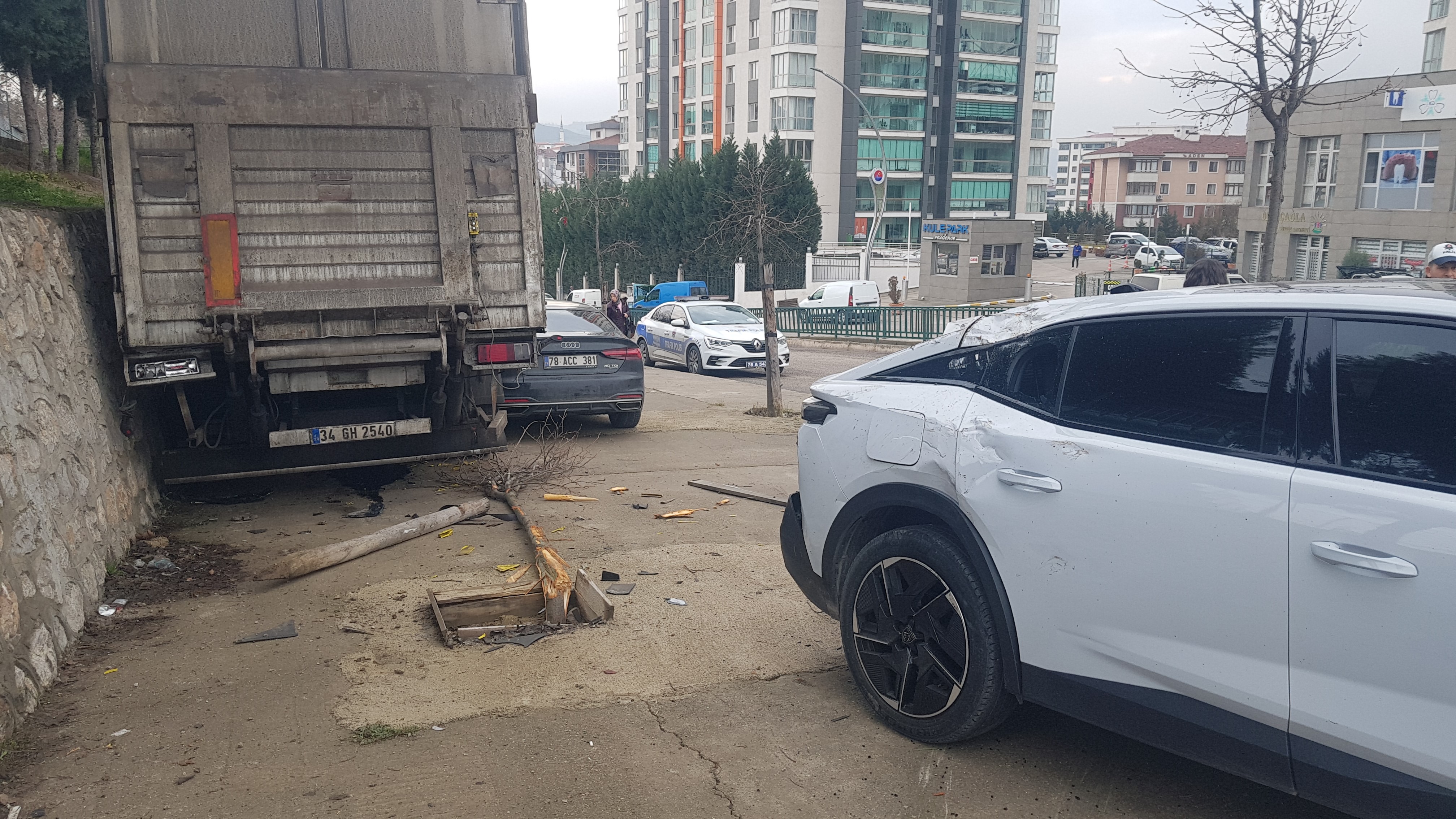 kamyondan ayrildi araclari bicti 2 RuE3jfSg